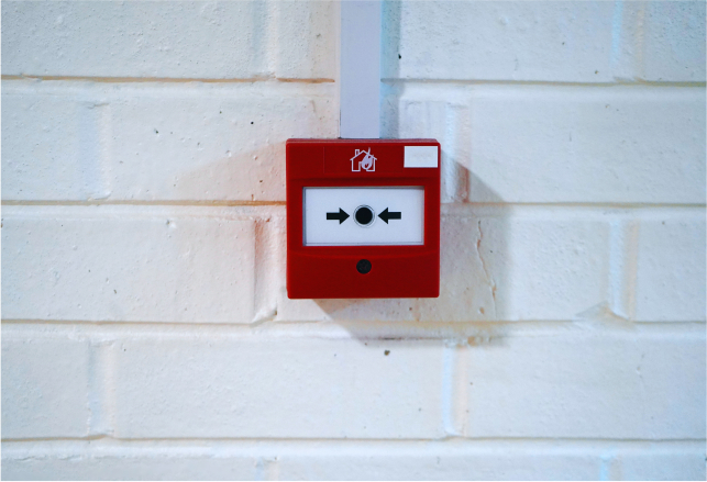 Brandlarmknapp i fastighet som symboliserar service och underhåll av brandlarmssystem för ökad brandsäkerhet