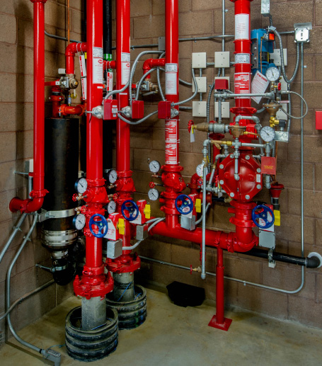 Sprinklersystem med ventiler och rör som symboliserar service och underhåll av brandskyddssystem för säker och pålitlig drift.