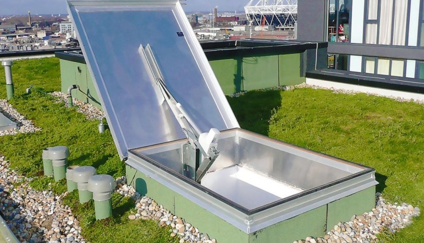 Takmonterad röklucka för effektiv brandgasventilation – del av service, underhåll och tillsyn av byggnaders brandskyddssystem.